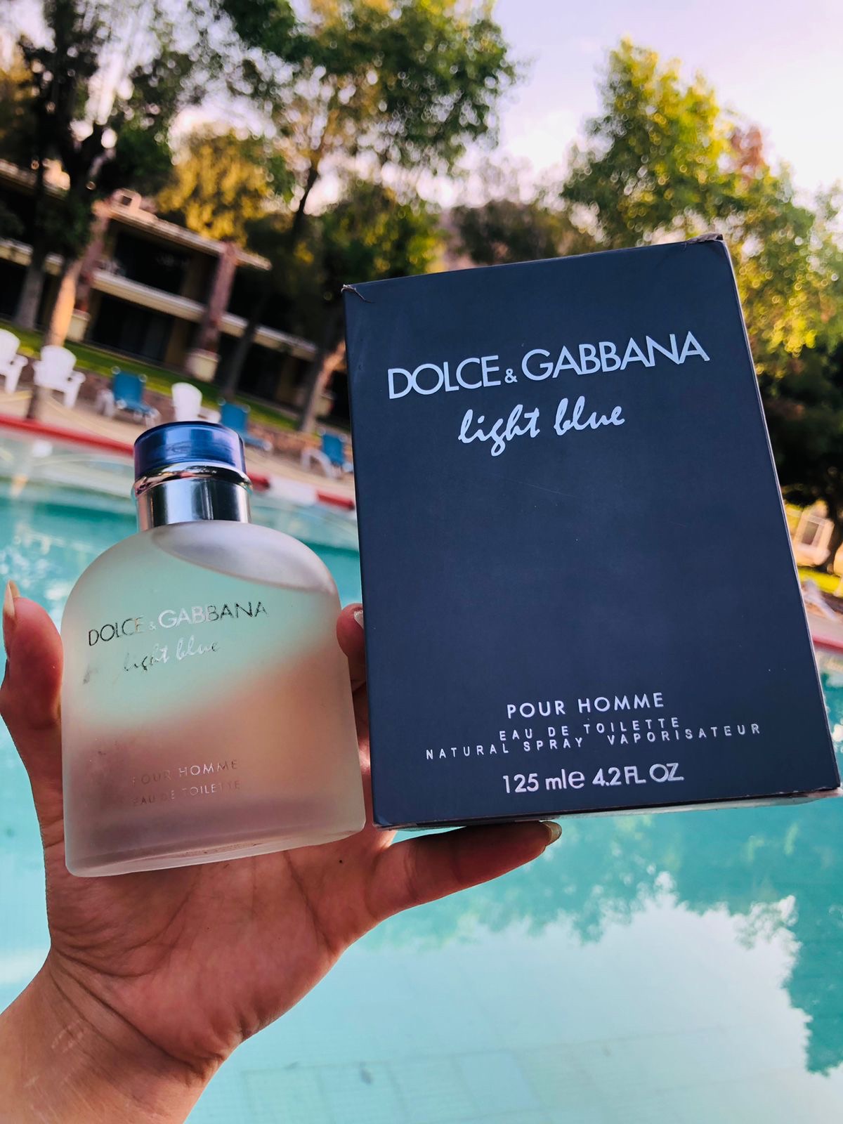 Dolce & Gabbana Light Blue mostrado con caja